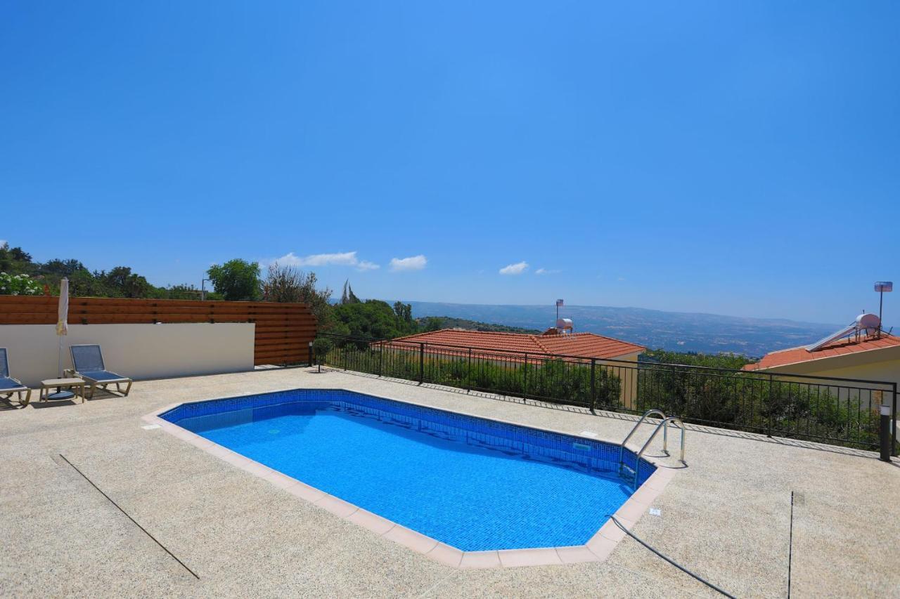 Ernica Villa *