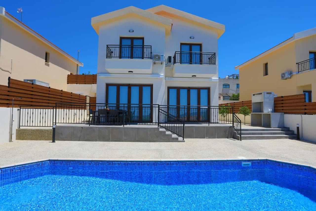 Ernica Villa *